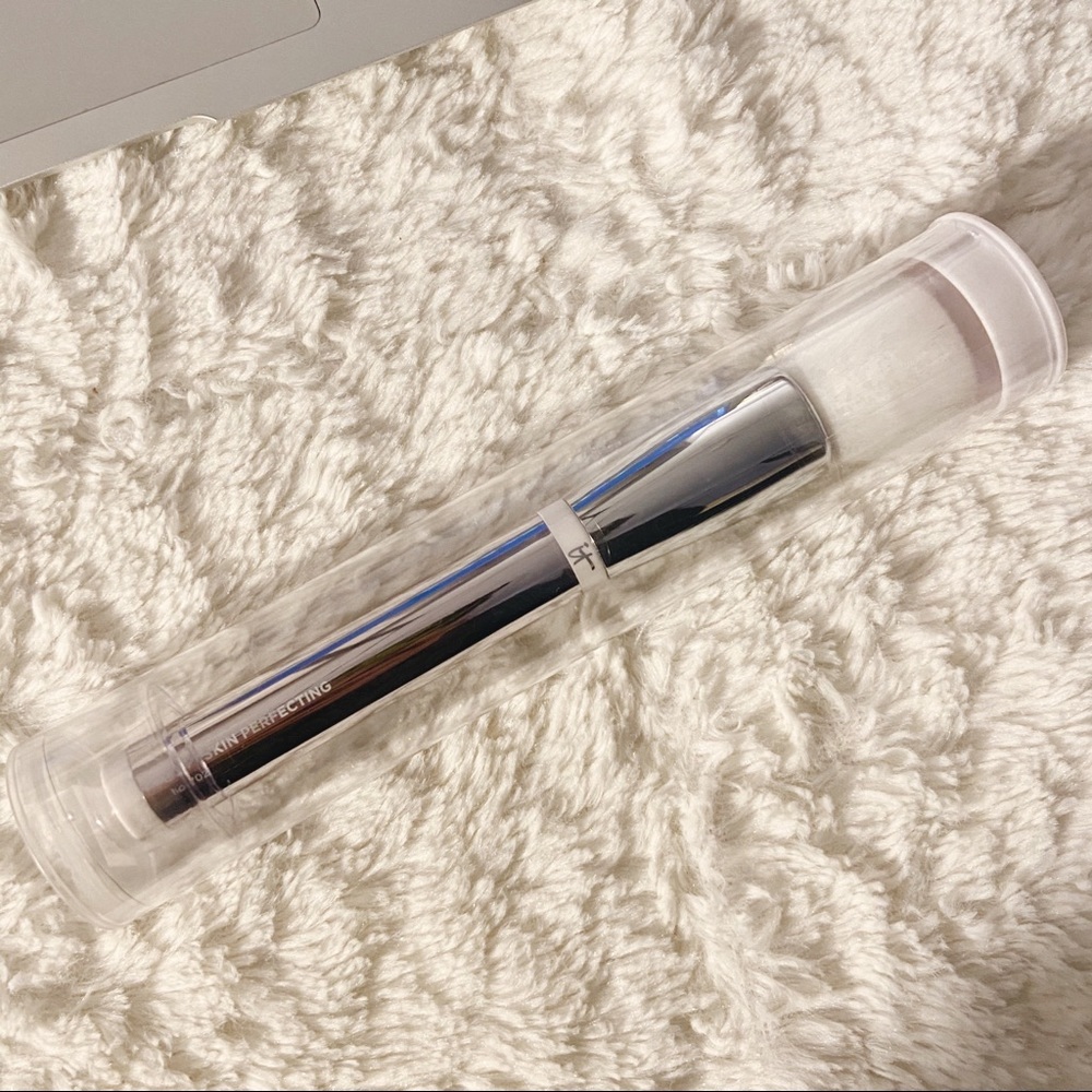 It Cosmetics Heavenly Skin Brush #702